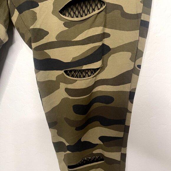 Torrid Camo Distressed Fishnet Detail Leggings 2 2X 18/20 #62 - Picture 3 of 5